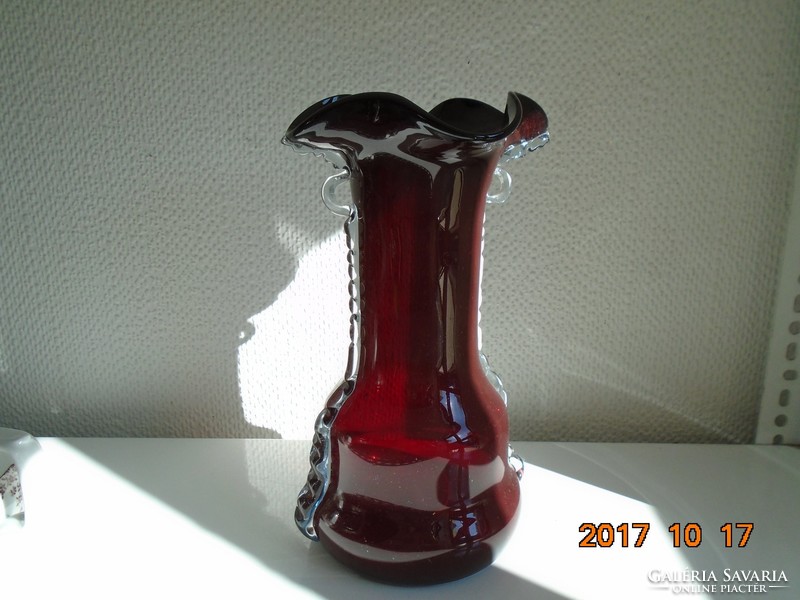Kézműves Bordó bíbor fodros szájú,rátétes díszítéssel fújt szakított váza 25 cm