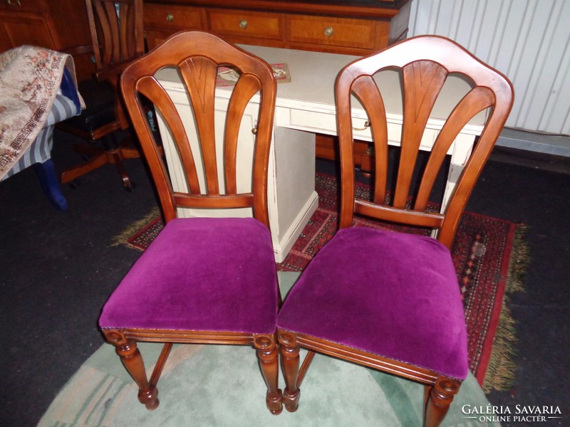 Lila székek párban