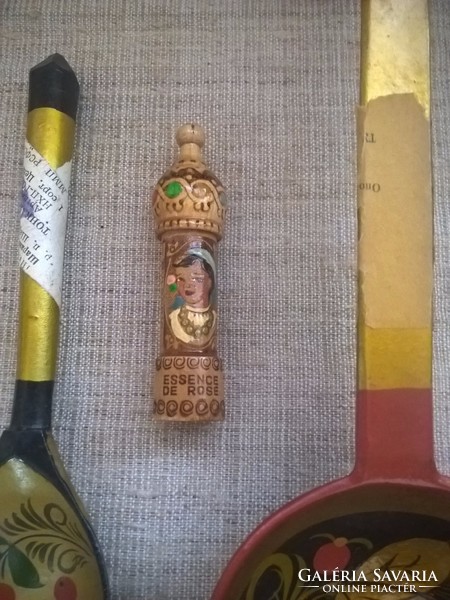 Régi jelzett orosz kézzel festett dísz fakanál 3-db. és parfümös fa tartóban
