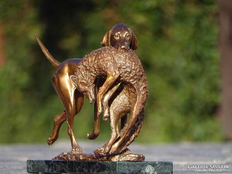 Bronze statue of a Hungarian vizsla retrieving a fox