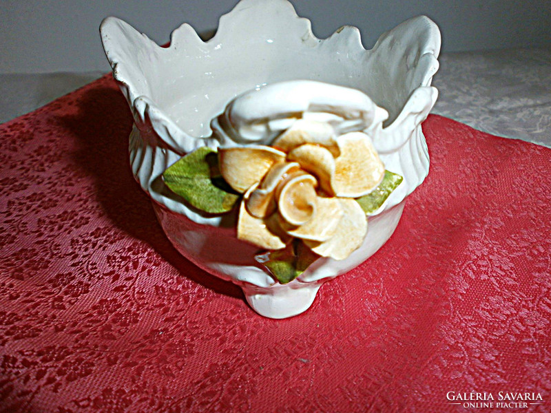 Porcelán, rózsás gyűrűtartó kosárka