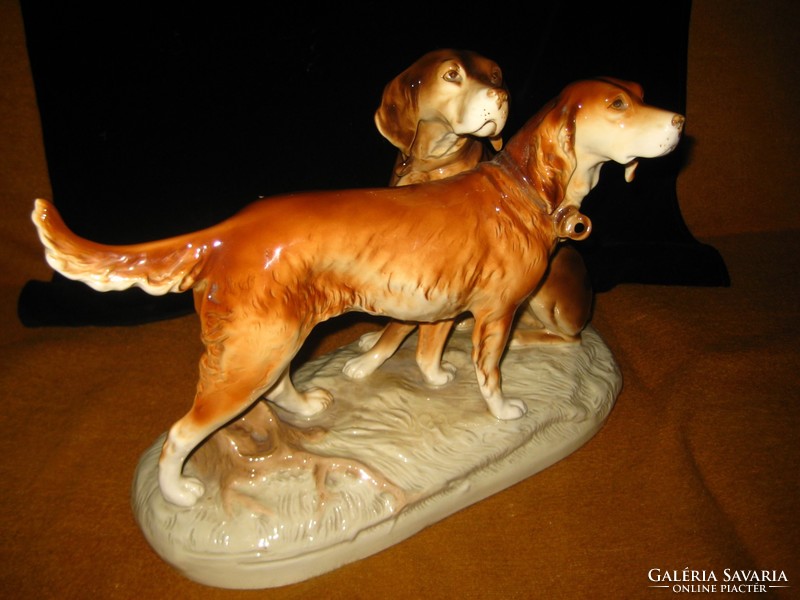 Kutyapár , szignós  nagy méretű  40 x 30 cm , gyönyörű  igen nívós műtárgy,hibátlan porcelán