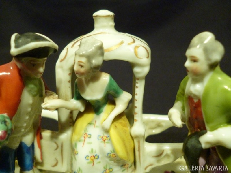 5074 Antik mini porcelán főúri jelenet talapzaton