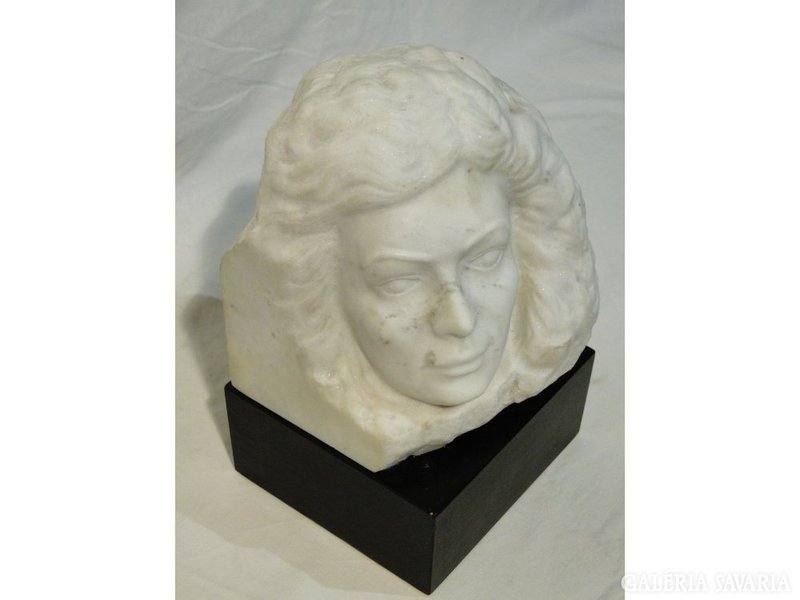 3874 Kristóf Lajos női arc márvány szobor