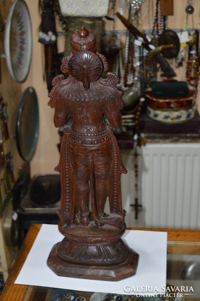 Fa faragott indonéz majomfejű isten figura