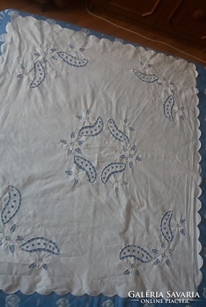 Embroidered white tablecloth (110x92 cm)