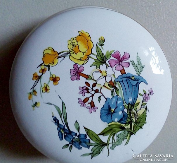 Porcelain small bonbonier, crease holder, cup, diameter 8 cm, height 3.5 cm