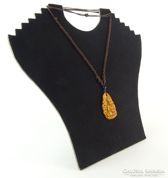 0Q137 Buddhista amulett nyakláncon