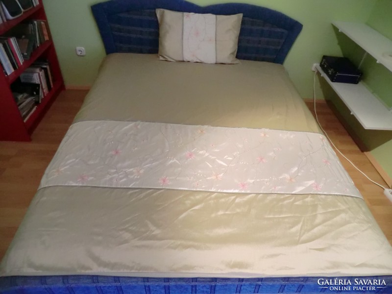 Ágyterítő. Diszkrét színvilág, elegáns ágytakaró 190x190 cm párnahuzattal olajzöld fehér hímzett