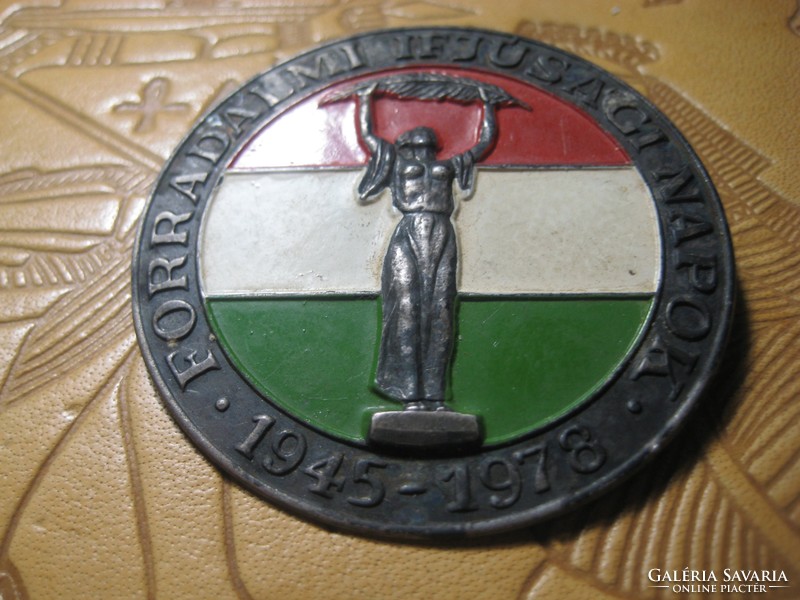 Badge: revolutionary youth days 1945-1978, copper-enamel, 5 cm