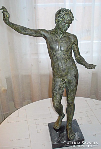 Marathoni ifjút, Epheboszt ábrázoló szobor zöld márványból