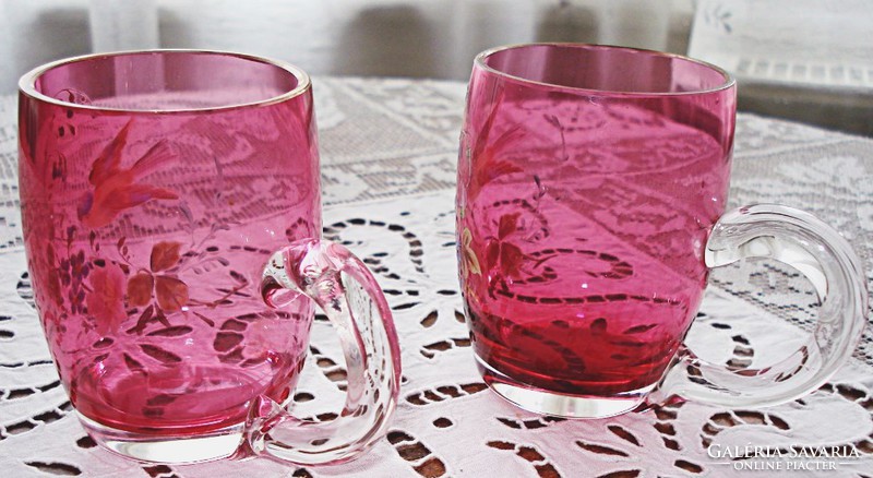 Szecessziós zománc festett, rózsaszínű üveg kis korsók