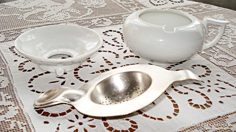 Régi ezüstözött alpakka teaszűrő és porcelán csepegtetőtál