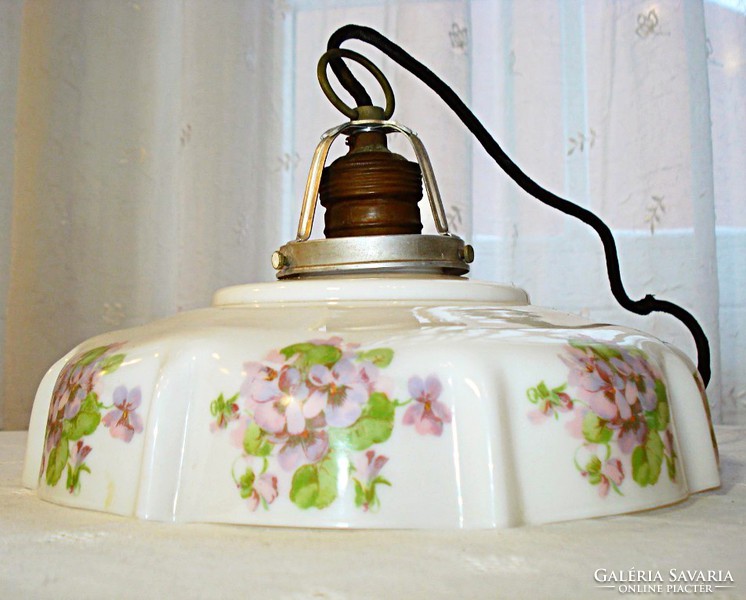 Antik, ibolyamintás tejüveg lámpa búra, foglalattal