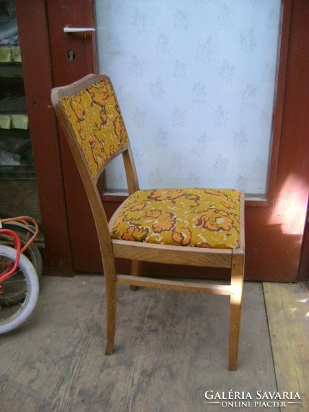 Régi kárpítozott támlás szék