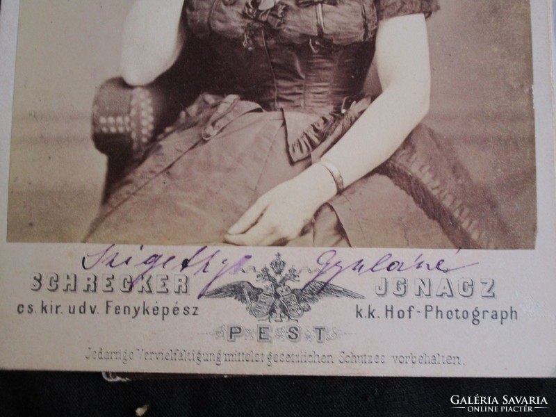 BUDAPEST ARISZTOKRATA DIVAT ÚRI HÖLGY SZIGETHY GYULA -NÉ JELZETT ALÁÍRT CDV FOTÓ FÉNYKÉP cca 1880