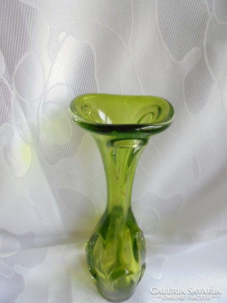 Zöld színű retro üveg váza