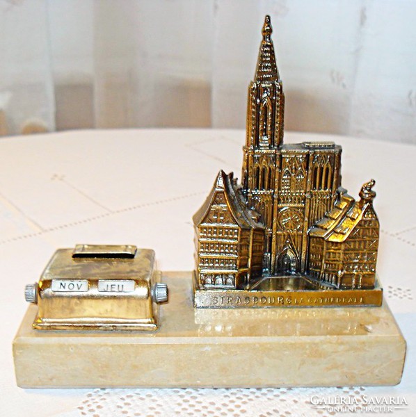 Table calendar depicting the French Strasbourg Cathedral