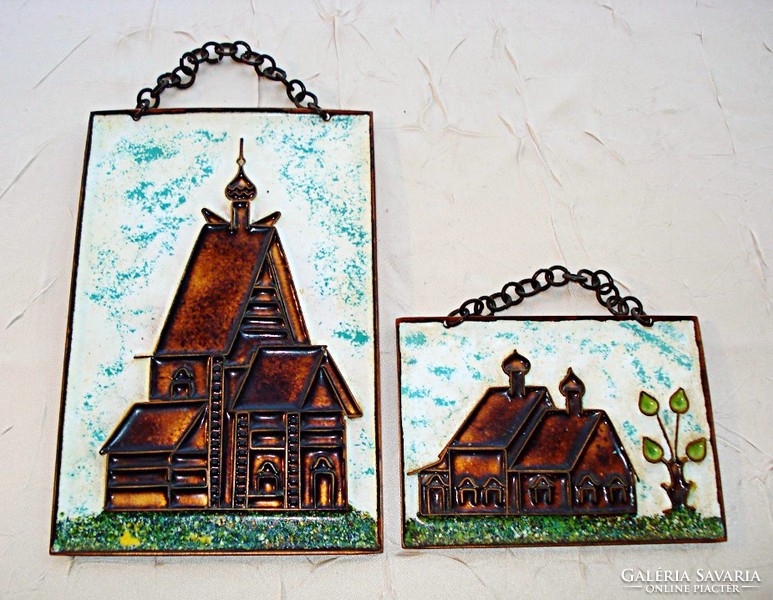 Templomot és falusi házakat ábrázoló zománcozott réz falikép
