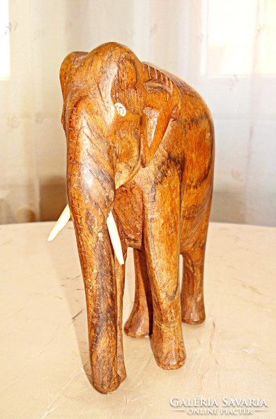 Szantálfából kézzel faragott elefánt szobor, csont agyarral