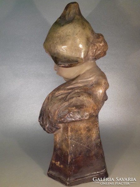 Goldscheider - Dutch Girl - Dutch girl with ceramic burial