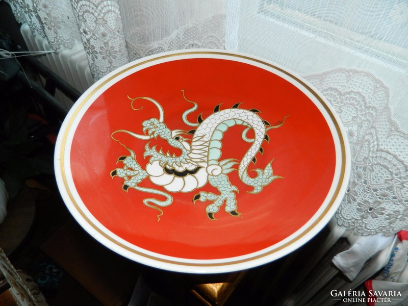 Wallendorf centerpiece with dragon pattern