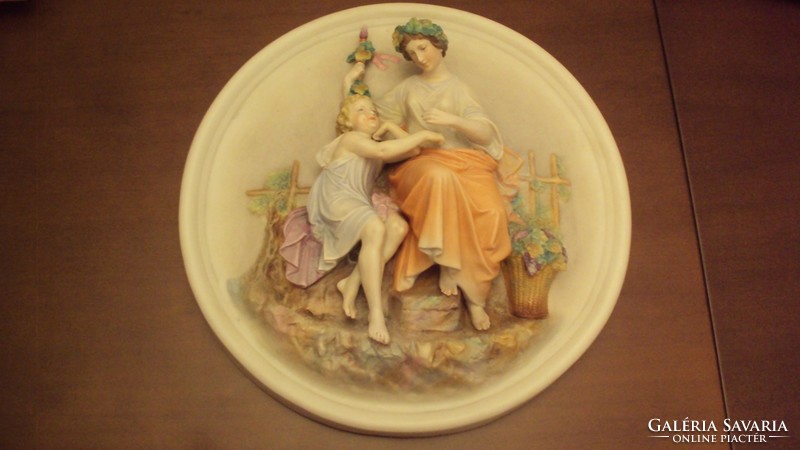Antik FALI DÍSZTÁL---"OLTALMAZÓ MADONNA" c. -- színes,féldombormű jellegű,porcelán szoborkompozíció.