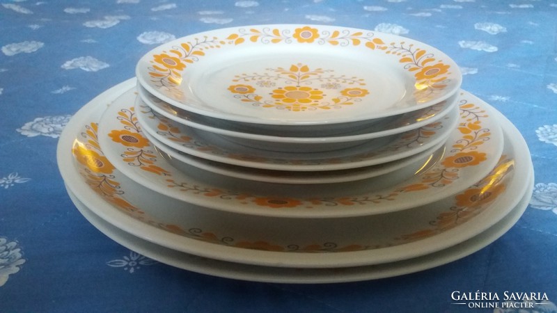 Alföldi porcelain plates (7 pieces)
