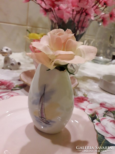 Porcelán kis váza, balatoni emlék