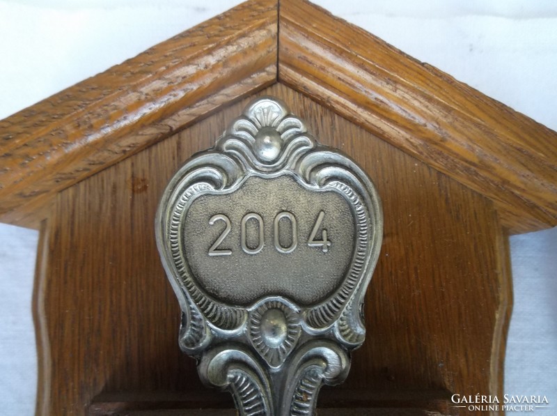 Metal - large - 2004. Year numbered pewter spoon, with hardwood holder, 23 x 12 cm - German