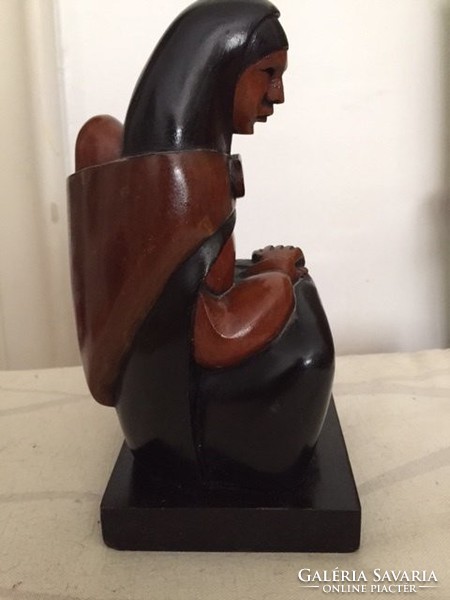 Jelzett fa-szobor, indián anya gyermekével (NB)