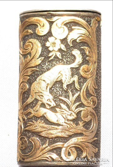 Miniatűr ezüst szelence arany vadászjelenettel nyitható fedelén címerpajzs monogrammal