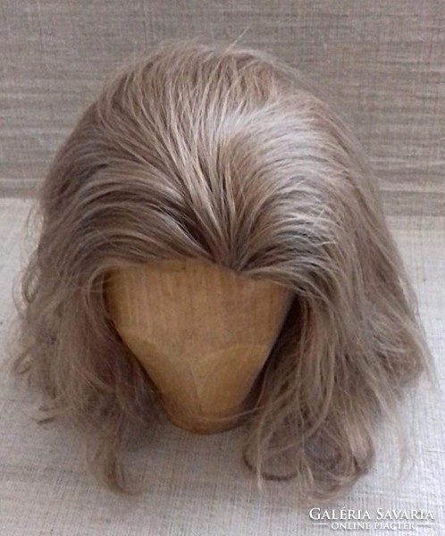 Branded wig in medium blonde color that can be attached to the roof of the head, in good condition