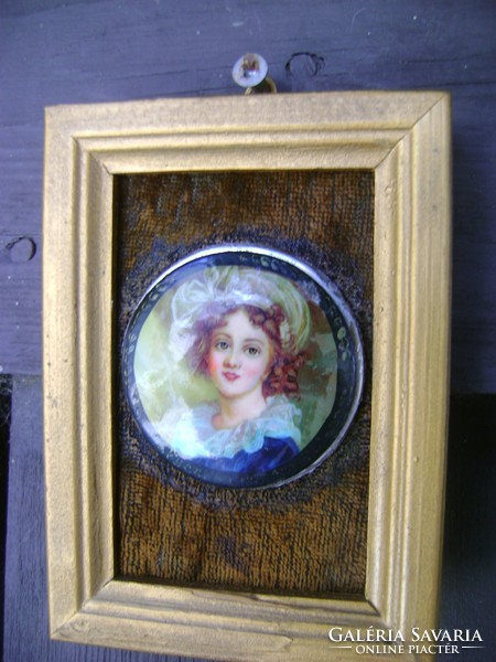 Csodálatosan szép miniatűr női portré fa keretben