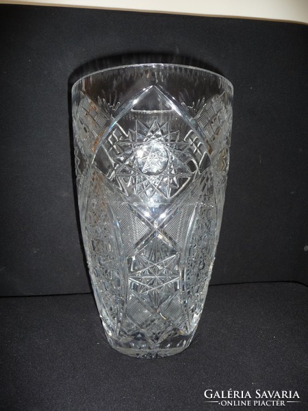 Richly carved lead crystal vase on the entire surface (24.5 cm)