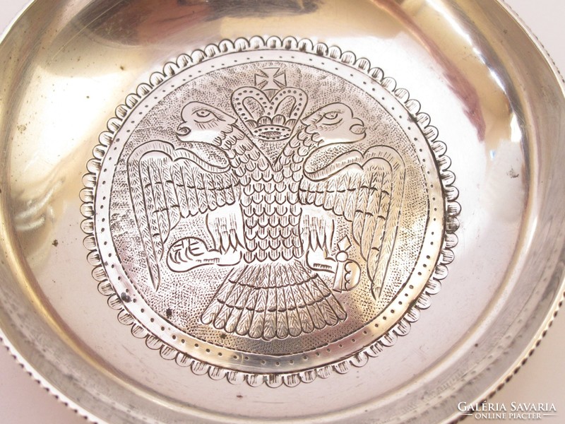 Kétfejű birodalmi sassal díszített régi ezüst tál.