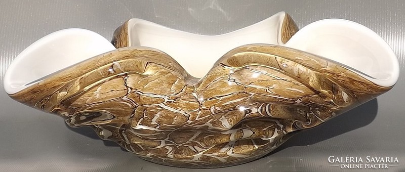 An artistic ornament glass serving bowl