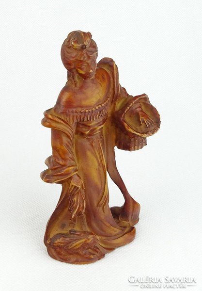 0R384 Kosarat vivő nő nyúllal műgyanta szobor