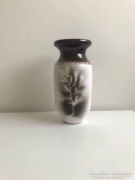 Barna fehér színű váza levél mintával 17 cm magas
