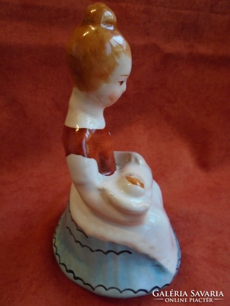 Bodrogkeresztúri kerámia babázó lány figura