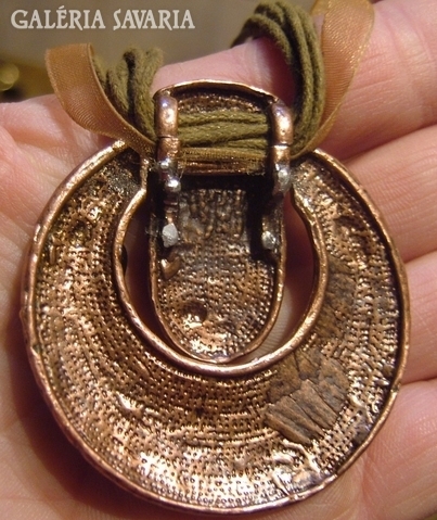 Tűzzománc bronz nyakék – érme ékkövekekkel