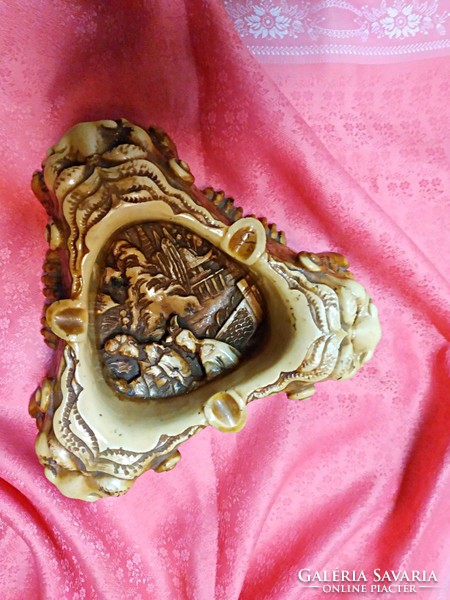 Special antique ashtray with 3 dragon heads, centerpiece