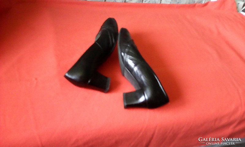 38-as fekete bőr cipő