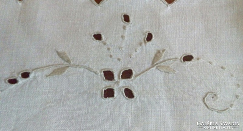 Ekrű hímzett tálca kendő, terítő 36 x 50 cm