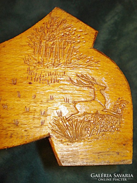 Régi, faragásokkal díszített eperfa hordó (10l), tartóval, csapokkal