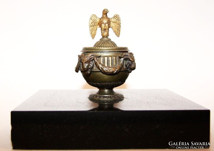 Desk ornament with bronze eagle bird decoration