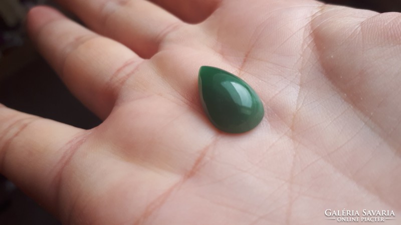 Zöld kalcedon csepp alakú csiszolat 6.8 ct
