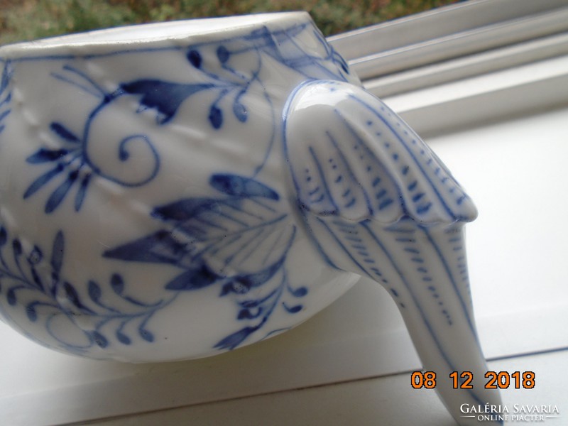 Dombor rokokó mintákkal,muzeális,a Meisseni Kék Hagyma egyik változatával,tea kiöntő