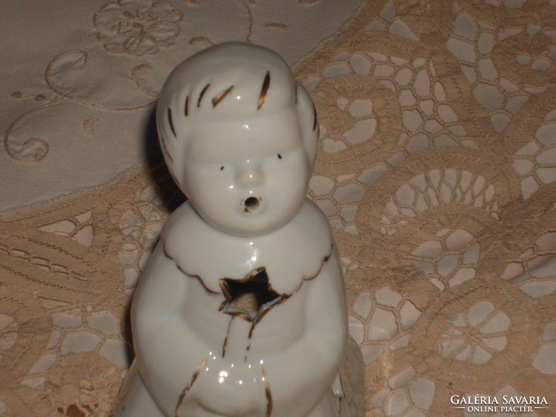 Porcelán angyalka mécsestartó. 15 cm.