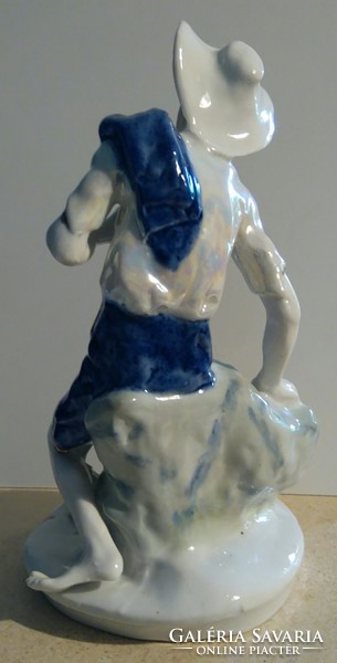 Porcelán pihenő legény nagyméretű ( 27 cm )